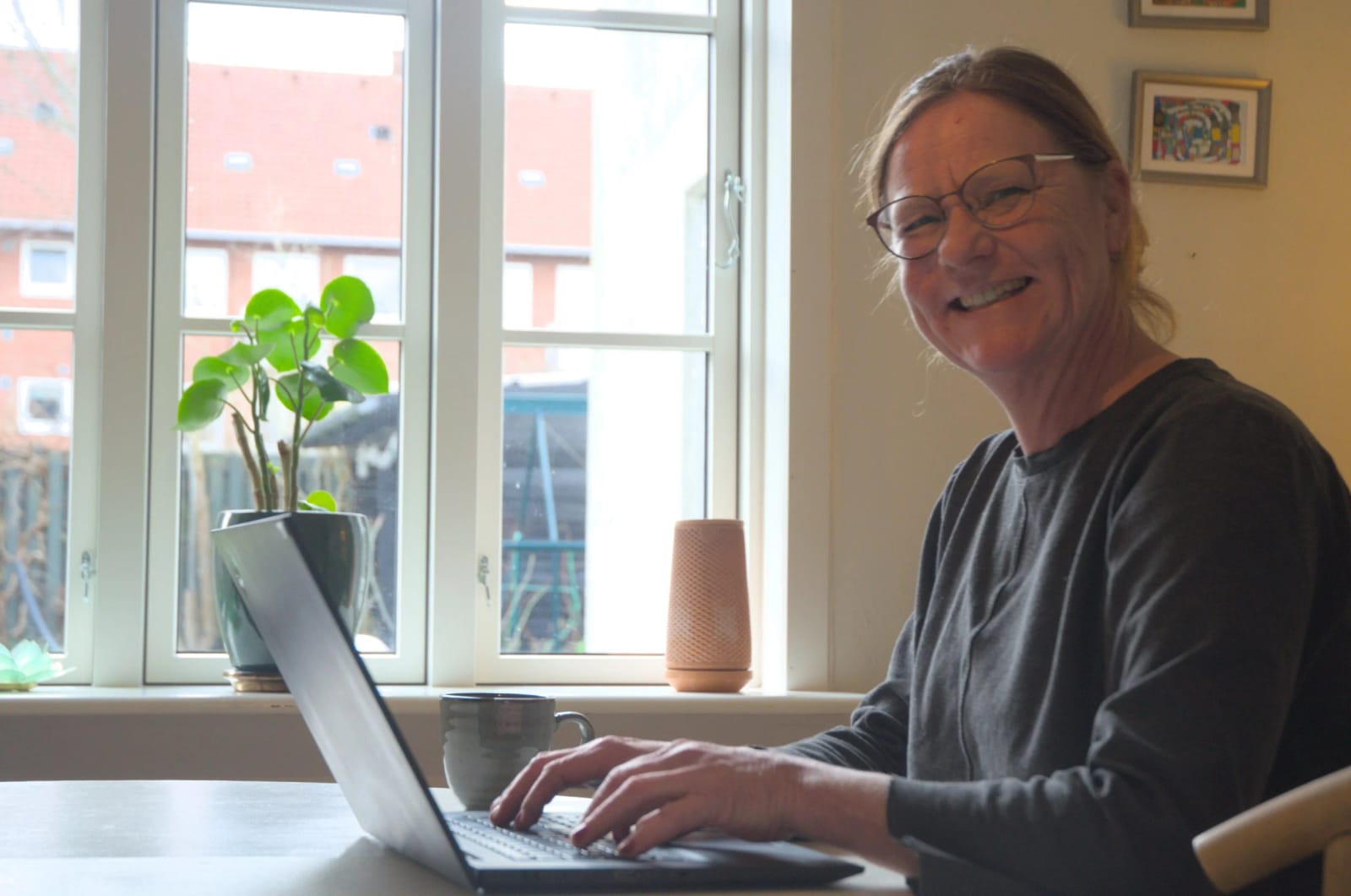 Christine Brønholt ved sit skrivebord