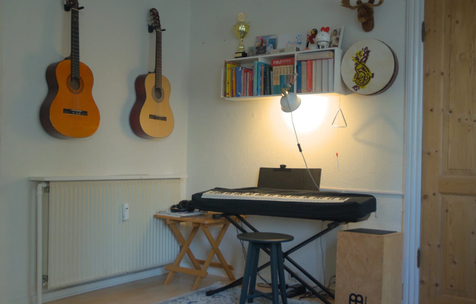 Musikhjørnet med guitarer og klaver