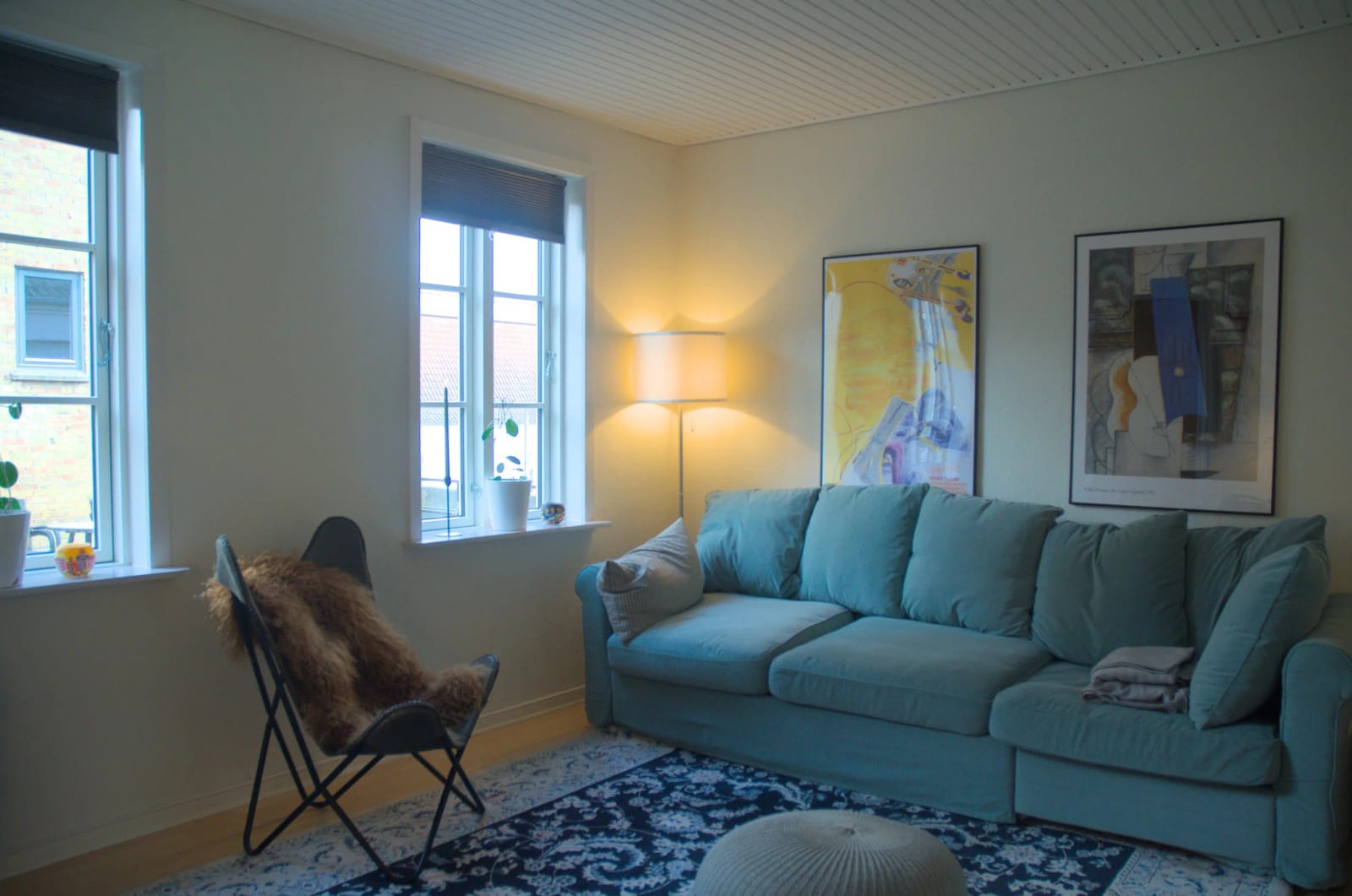 Stuen med sofa og læsekrog